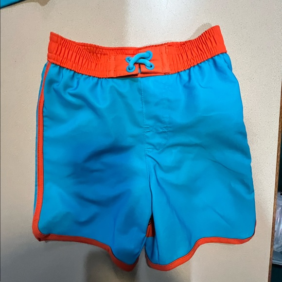 EUC Boys 2T swim bundle - 7 pieces - rash guards and swim trunks - Picture 4 of 8